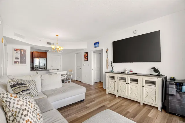 Unit 813 photo 14