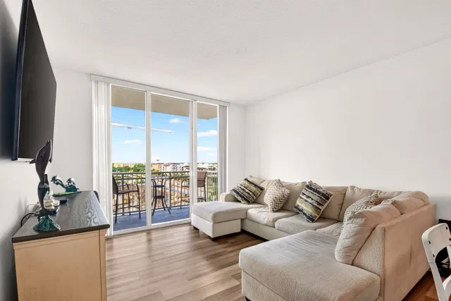 Unit 813 photo 18