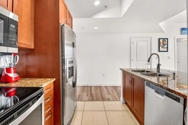 Unit 813 photo 20