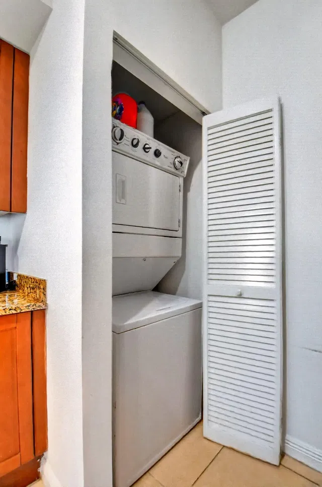 Unit 813 photo 21
