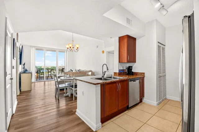 Unit 813 photo 24