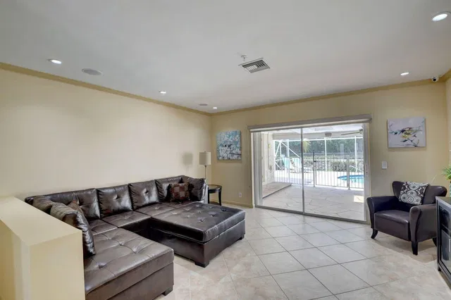 Residence photo 3