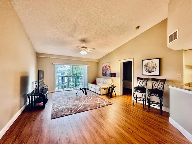 Unit 519 photo 3