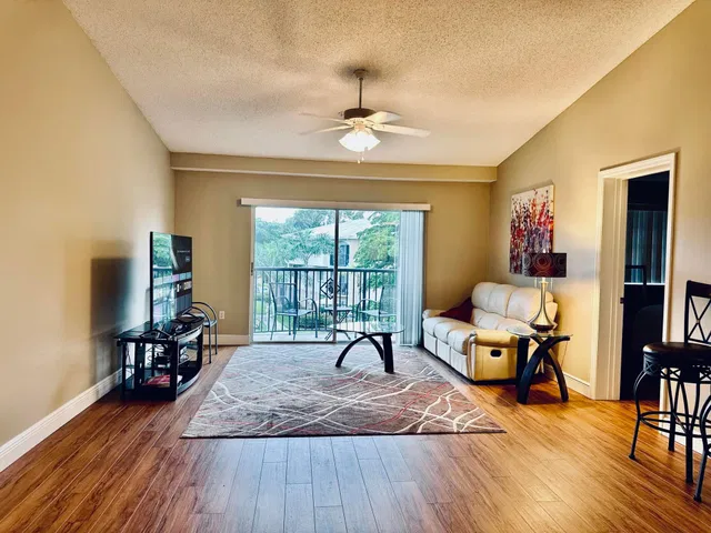 Unit 519 photo 4