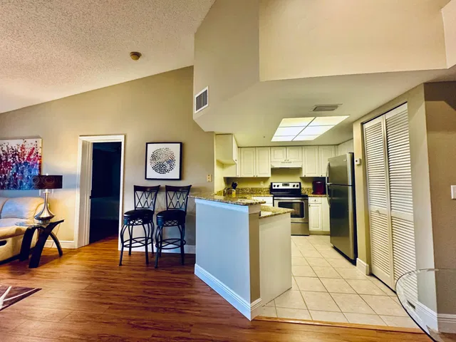 Unit 519 photo 7