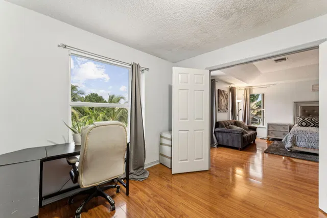 Residence photo 30