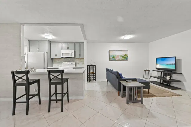 Unit C photo 3