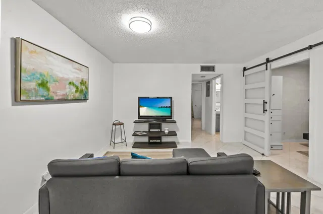 Unit C photo 5
