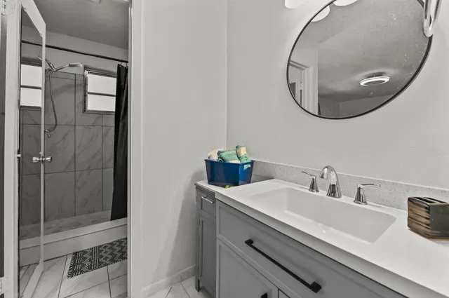 Unit C photo 16