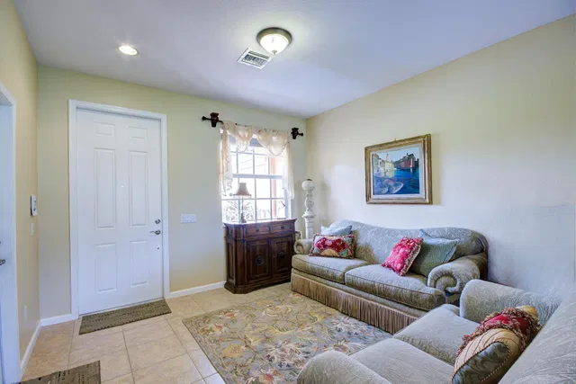 Unit 211 photo 4
