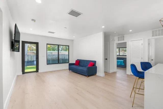  Unit 303 photo 4