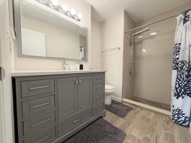 Unit 105 photo 18