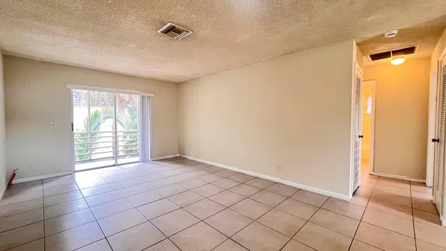  Unit Unit 206 photo 5