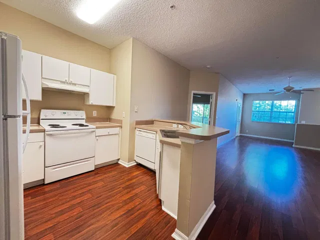 Unit H photo 11