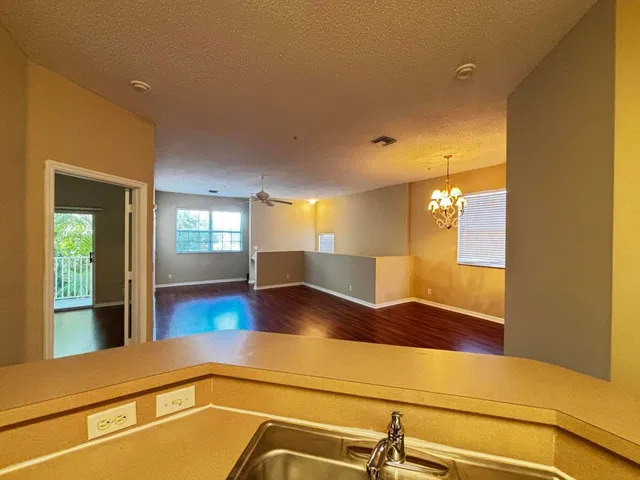 Unit H photo 12