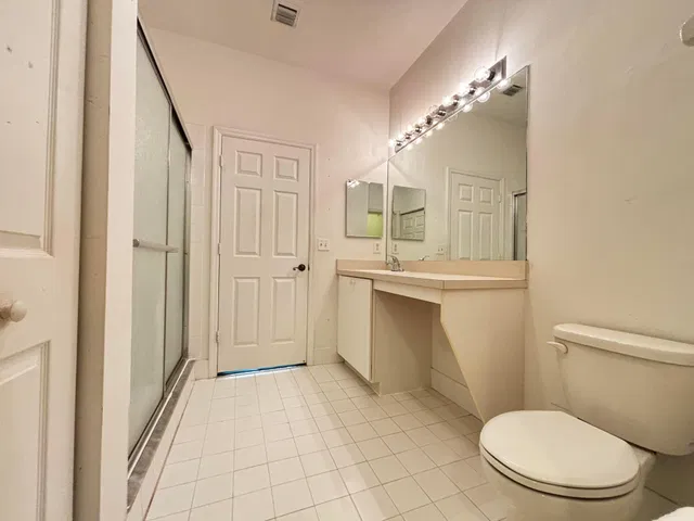 Unit H photo 19