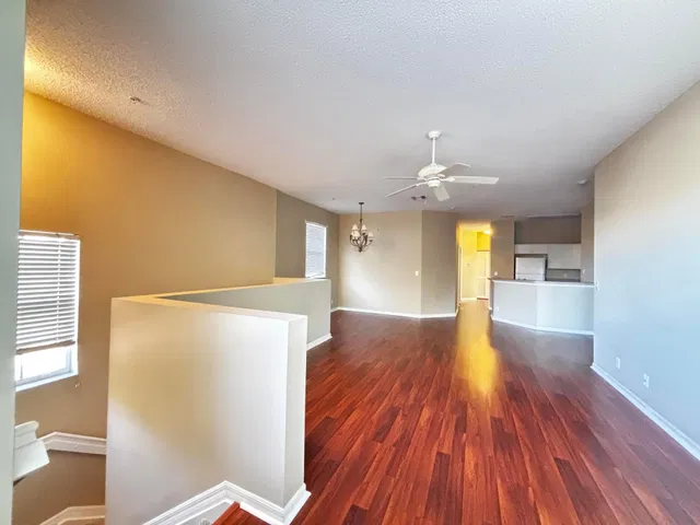 Unit H photo 23