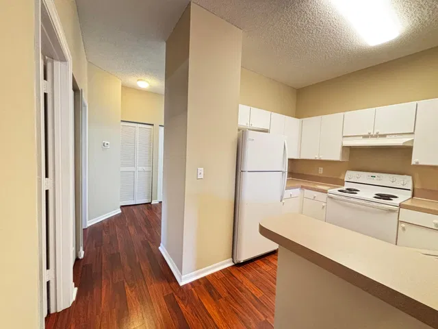 Unit H photo 24