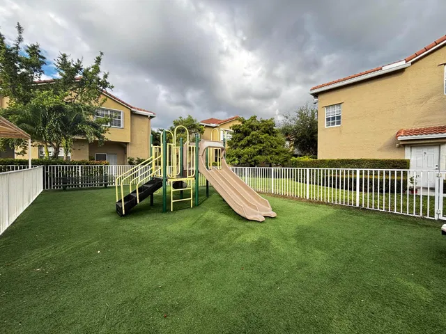 Unit H photo 33