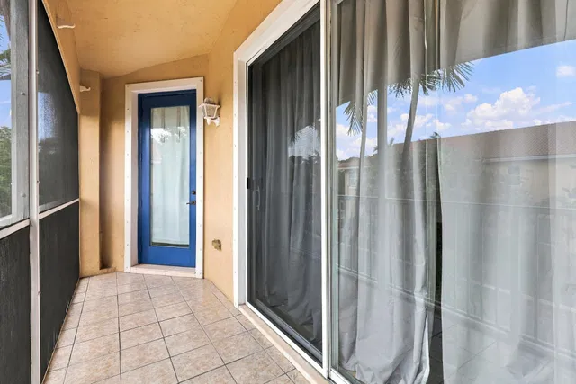 Residence photo 25