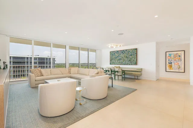 Sloan's Curve Palm Beach Unit 507s photo 4