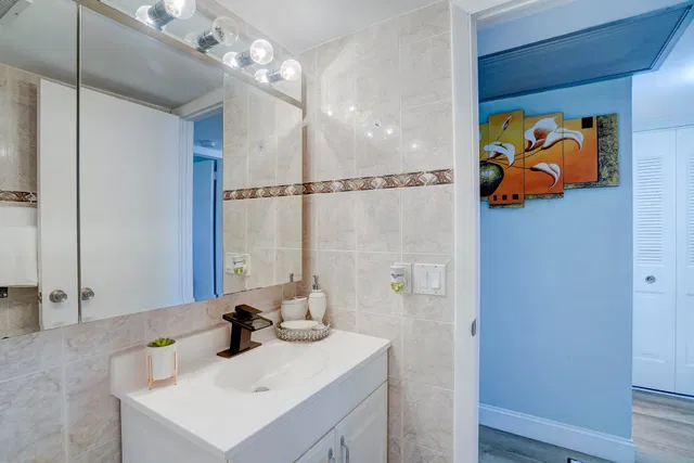Unit 203 photo 23