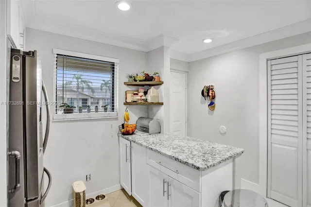 Unit 1208 photo 5