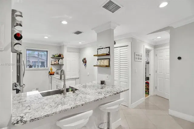 Unit 1208 photo 7