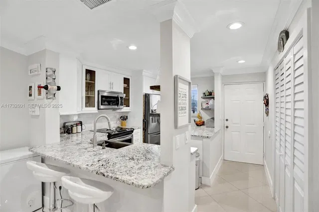 Unit 1208 photo 8