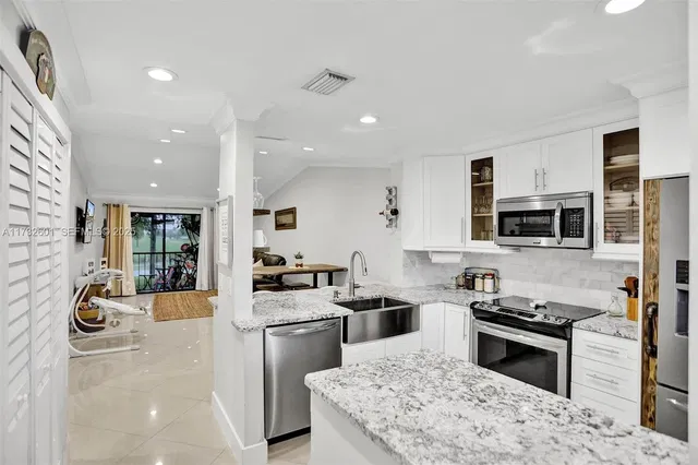 Unit 1208 photo 9