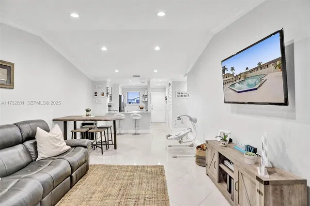 Unit 1208 photo 10