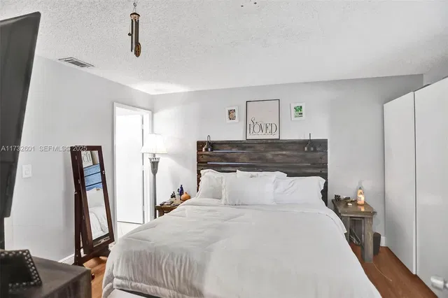 Unit 1208 photo 17