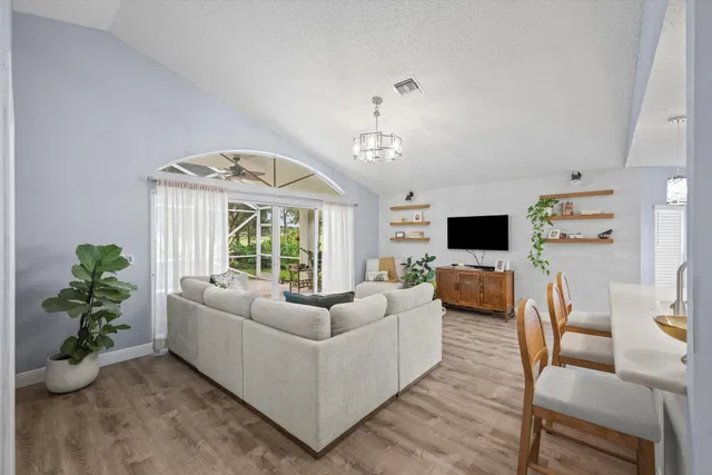 Residence photo 3
