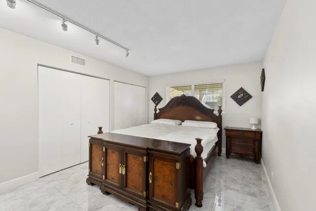 Unit 102 photo 18