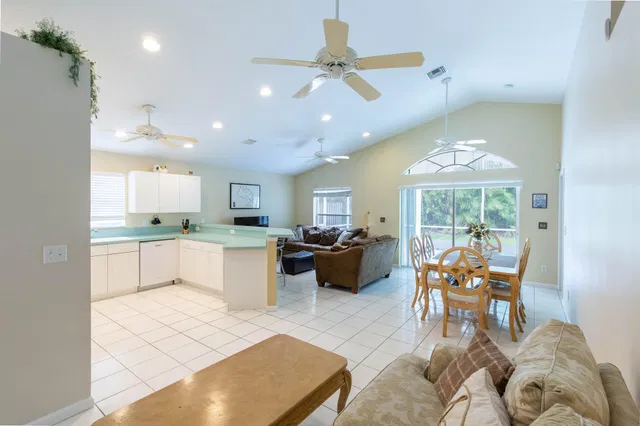 Residence photo 3