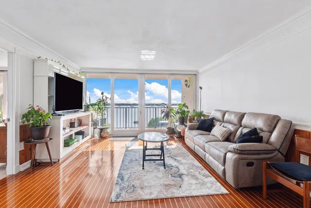 Palm Beach House Unit 409 photo 6