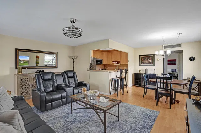  Residence photo 4