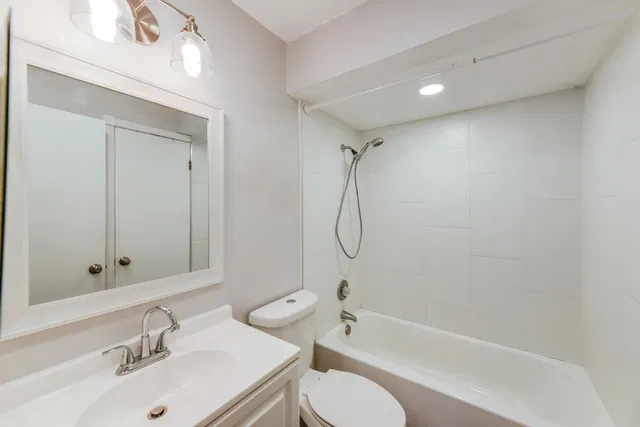  Unit 52 photo 15