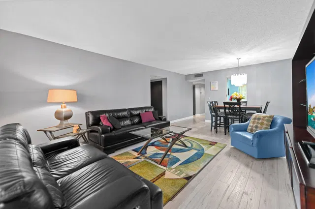 Unit 402 photo 4