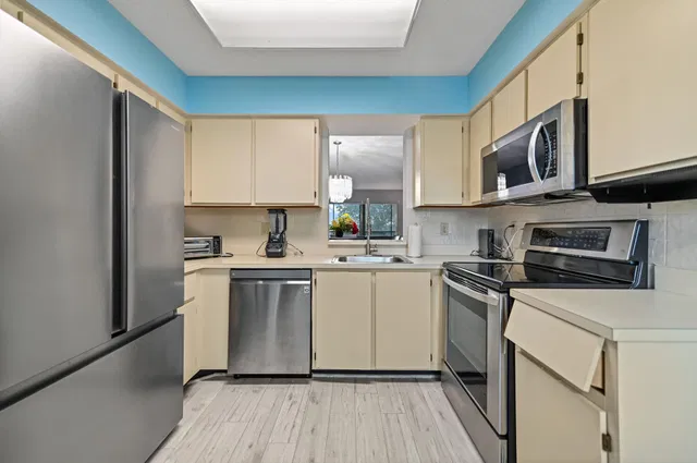 Unit 402 photo 9