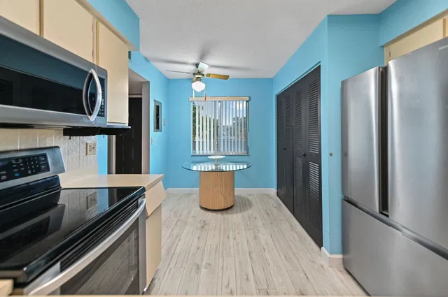 Unit 402 photo 10
