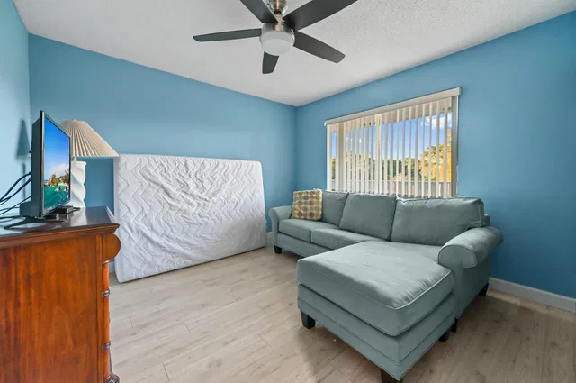 Unit 402 photo 17