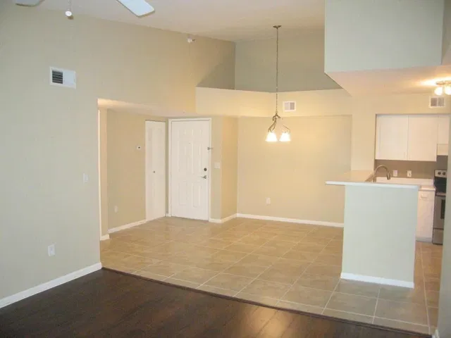  Unit Unit 308 photo 5