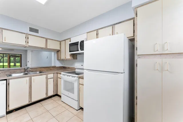  Unit 109 photo 10