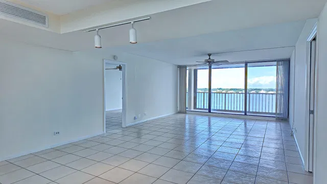  Unit 821 photo 6