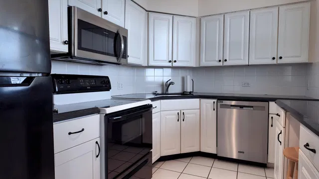  Unit 821 photo 9