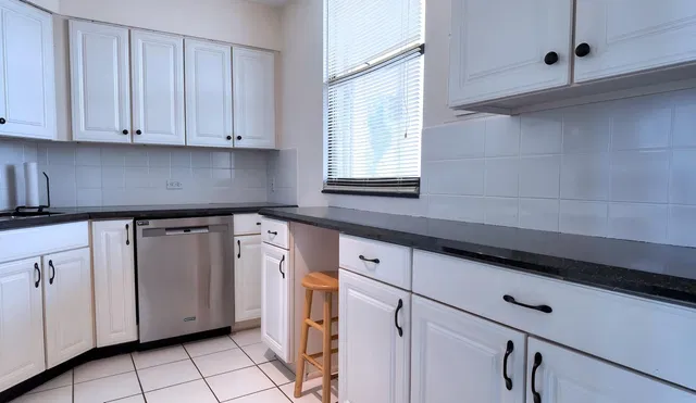  Unit 821 photo 10