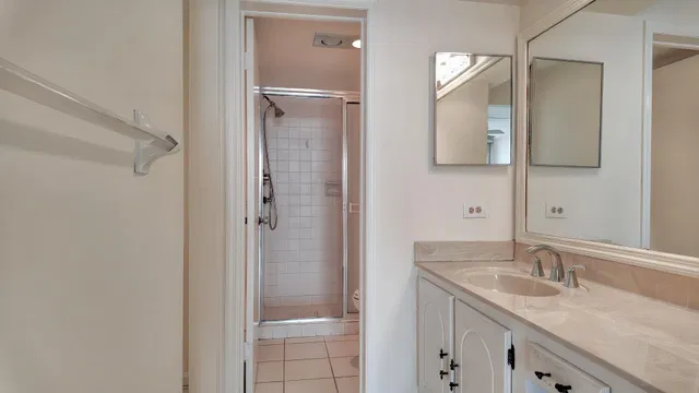  Unit 821 photo 12