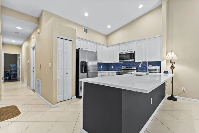  Residence photo 8