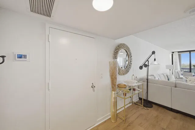 Unit 606 photo 16